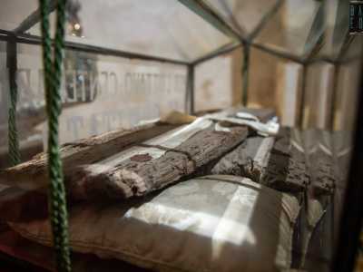 ...dentro vi sono delle assi di legno, parte della cassa nella quale i 62 marinai baresi di ritorno da Myra posero le ossa di San Nicola